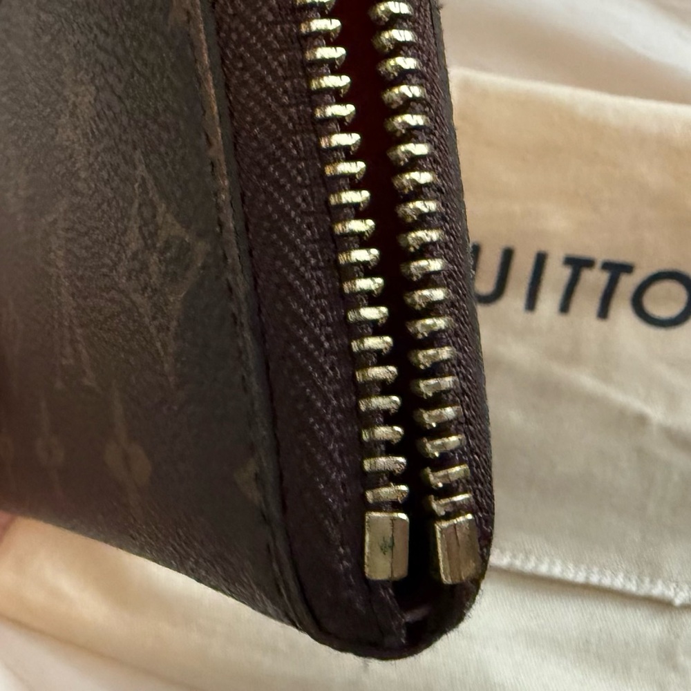 Louis Vuitton Monogram Canvas Zippy Wallet - Picture 8 of 11